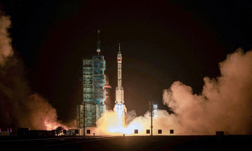 China envia astronauta para missão espacial de um ano