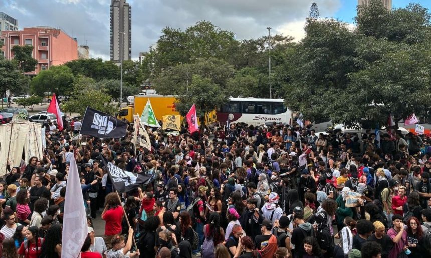 Em ato na capital paulista, estudantes criticam políticas educacionais