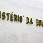 Formação de professores a distância mostra desempenho 53,1% inferior
