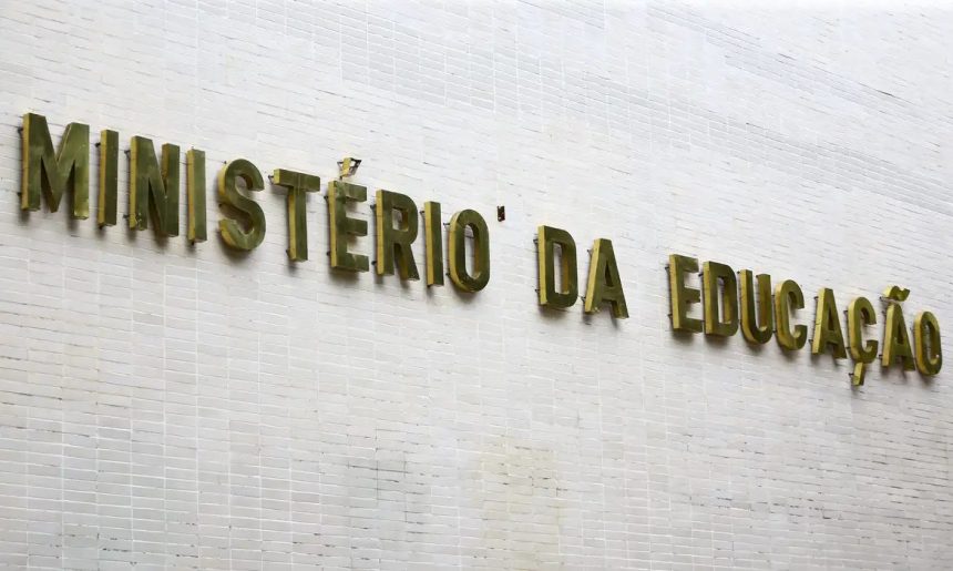 Formação de professores a distância mostra desempenho 53,1% inferior