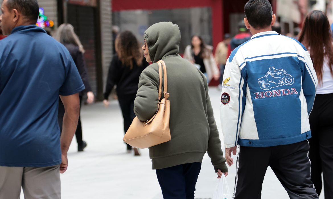Massa de ar frio baixa temperatura principalmente no centro do país