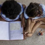 Metade dos estudantes não vê debate antirracista na escola, diz estudo