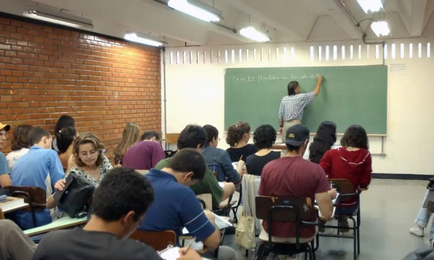 Metade dos professores formados em EAD tem desempenho insuficiente