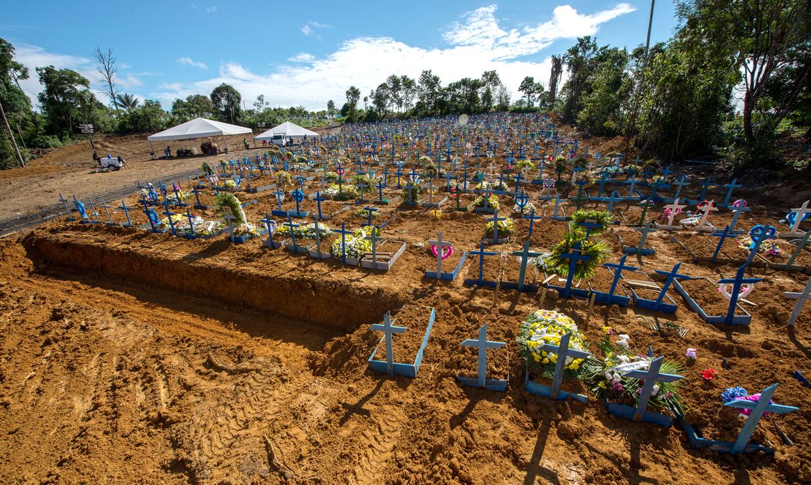 Negacionismo fez brasileiros “perderem” 3,4 anos de vida na pandemia