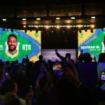 Neymar não treina em apresentação e preocupa a duas semanas da Copa