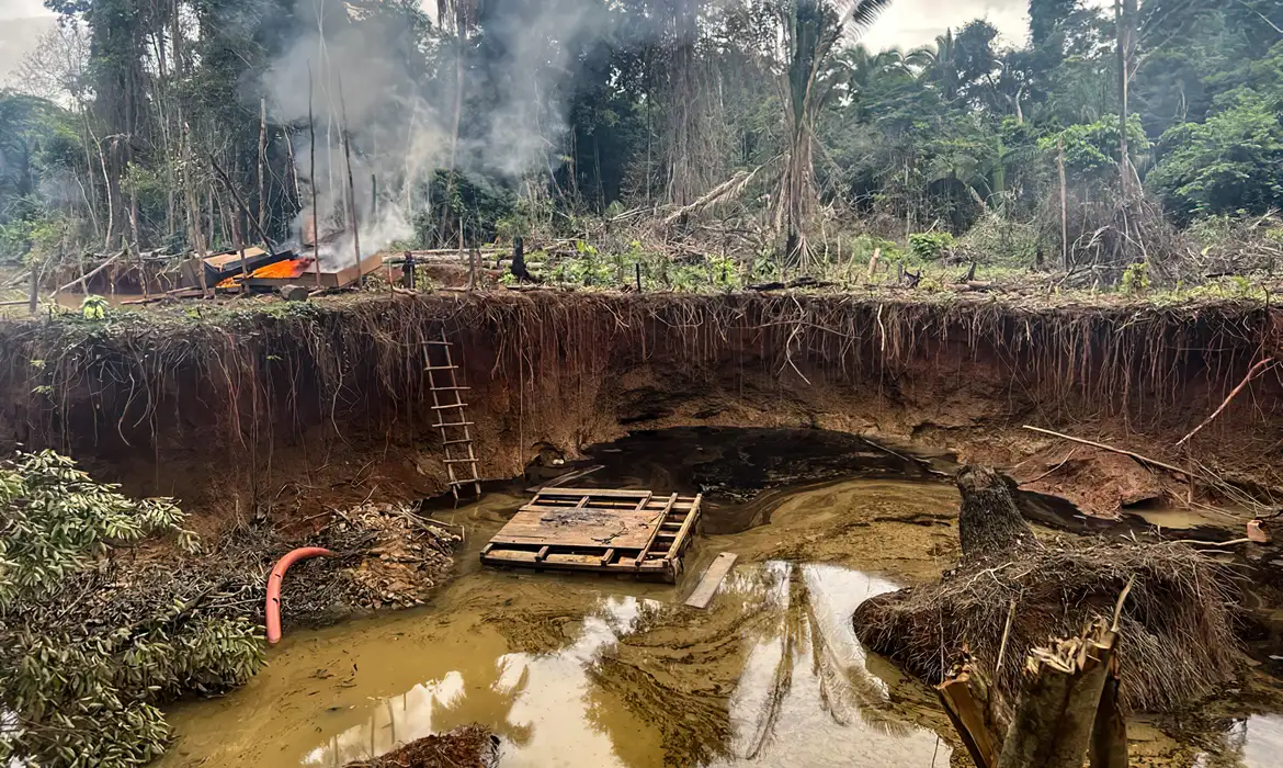 Operação Ágatha neutraliza 60 dragas de garimpo ilegal na Amazônia