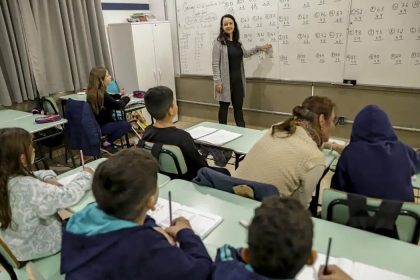 Senado aprova MP que estabelece piso de R$ 5.130 para professores