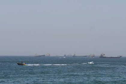 EUA lançam novos ataques contra Irã; forças iranianas fecham Ormuz