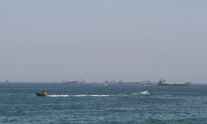 EUA lançam novos ataques contra Irã; forças iranianas fecham Ormuz