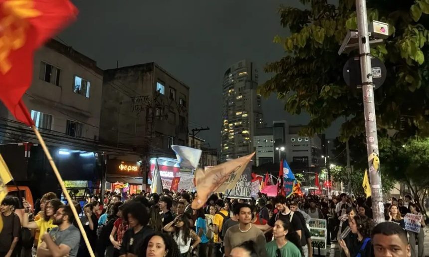 Estudantes protestam contra cortes nas universidades de SP