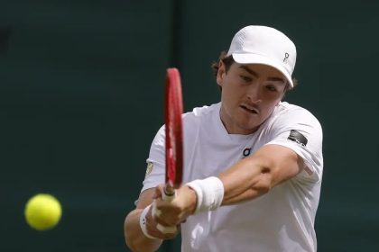 João Fonseca estreia em Wimbledon com 3 a 0 sobre Bautista Agut
