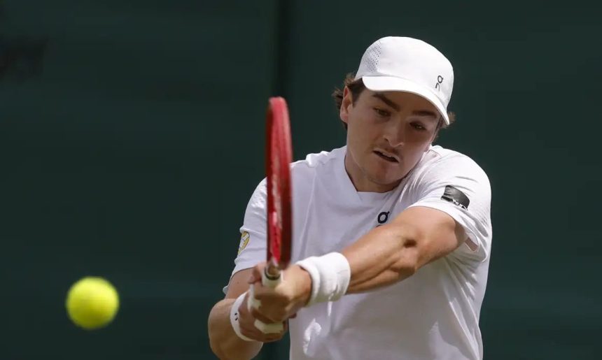 João Fonseca estreia em Wimbledon com 3 a 0 sobre Bautista Agut