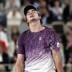 João Fonseca luta, mas dá adeus a Roland Garros após revés para Mensik