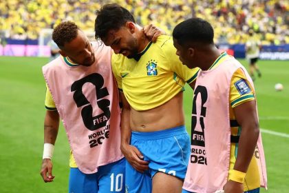 Lucas Paquetá tem lesão na coxa confirmada, sem previsão de retorno