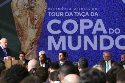 Lula sanciona lei da Copa do Mundo Feminina e reconhece pioneiras