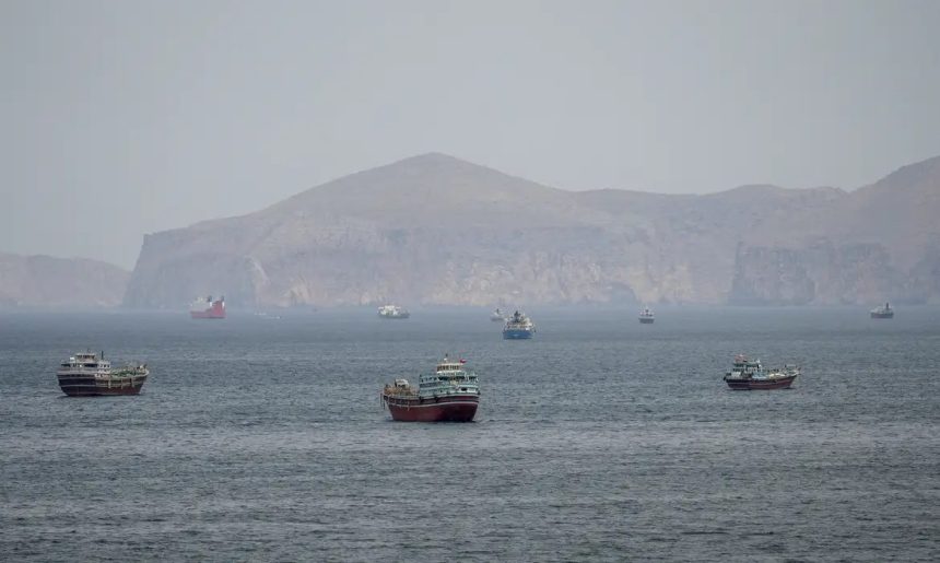Navios já navegam pelo Estreito de Ormuz sob plano de retirada da ONU