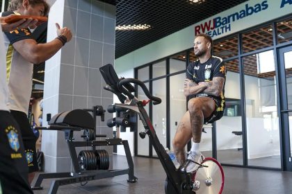 Neymar faz novo exame e segue sem treinar na seleção brasileira