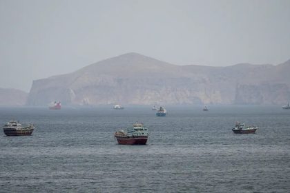 Petroleiro é atingido em Ormuz em meio a ataques entre Irã e EUA