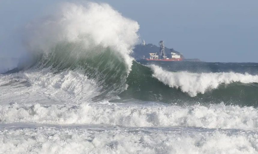 Ressaca atinge litoral do Rio e pode ter ondas de até 2,5 metros