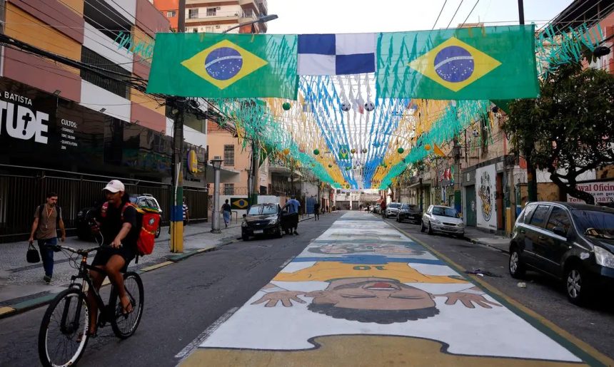 Ruas decoradas para Copa do Mundo reforçam vínculo comunitário no Rio