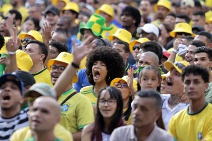 Torcedores se reúnem no centro de SP para assistir ao jogo do Brasil