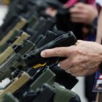 Ações pró-armas de Trump devem favorecer facções criminosas no Brasil