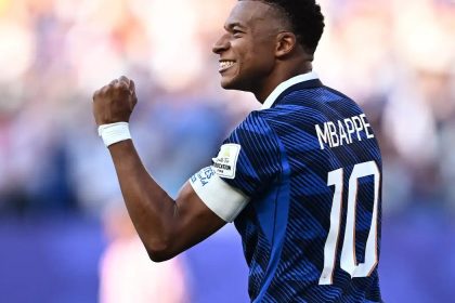 De pênalti, França vence retranca do Paraguai e se classifica na Copa
