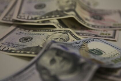 Brasil e EUA retomam negociação após tarifaços de 25% e 12,5%