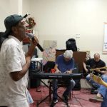Com 25 anos, grupo musical de pacientes psiquiátricos lança novo álbum