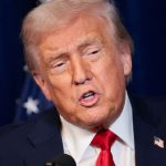 Trump assina decretos e restringe cidadania por nascimento