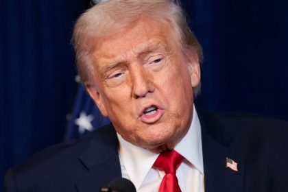 Trump assina decretos e restringe cidadania por nascimento