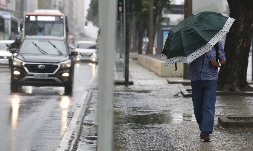Ciclone que provocou chuvas no estado de  SP vai persistir até segunda