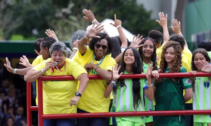 Desfile de 7 de Setembro homenageia pioneiras do futebol feminino