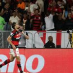 Flamengo vence e fica a um ponto do Palmeiras, líder do Brasileirão