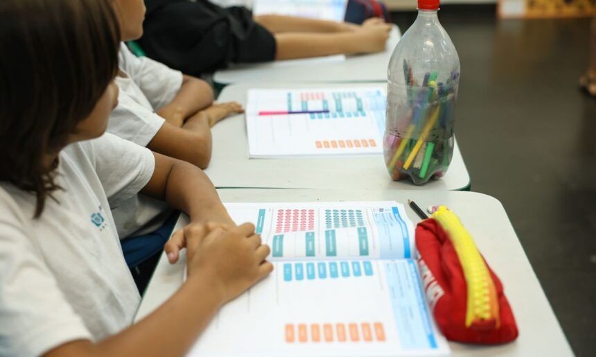 Prazo para escolas escolherem livros didáticos para 2027 termina hoje