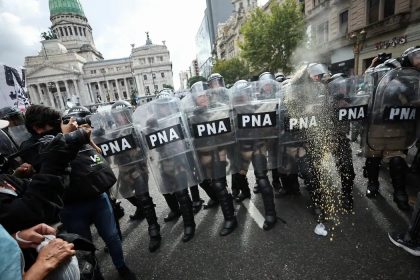 Ajuste de Milei reduz número de novos aposentados em 53% na Argentina