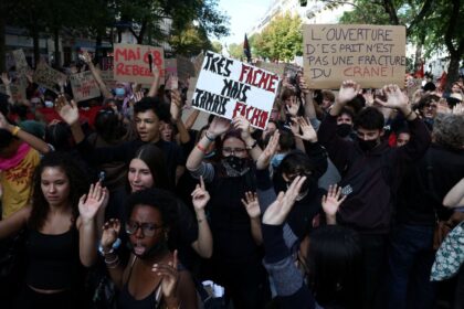 Alunos e professores protestam na França no maior dia de mobilização