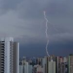 Inmet emite alerta laranja com perigo de chuvas intensas em SP e PR