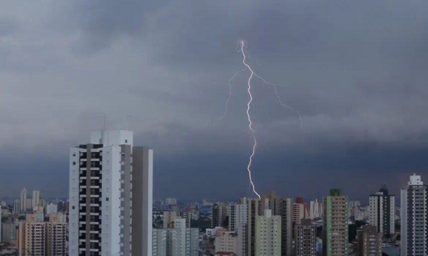 Inmet emite alerta laranja com perigo de chuvas intensas em SP e PR